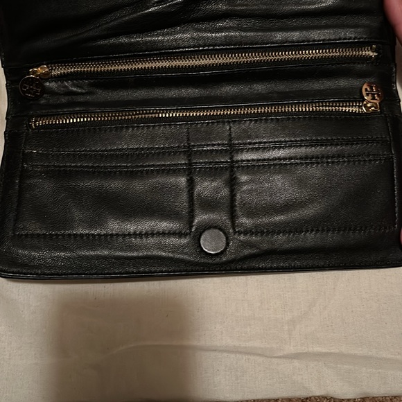 Tory Burch Wallet clutch, black patent. - Picture 4 of 4